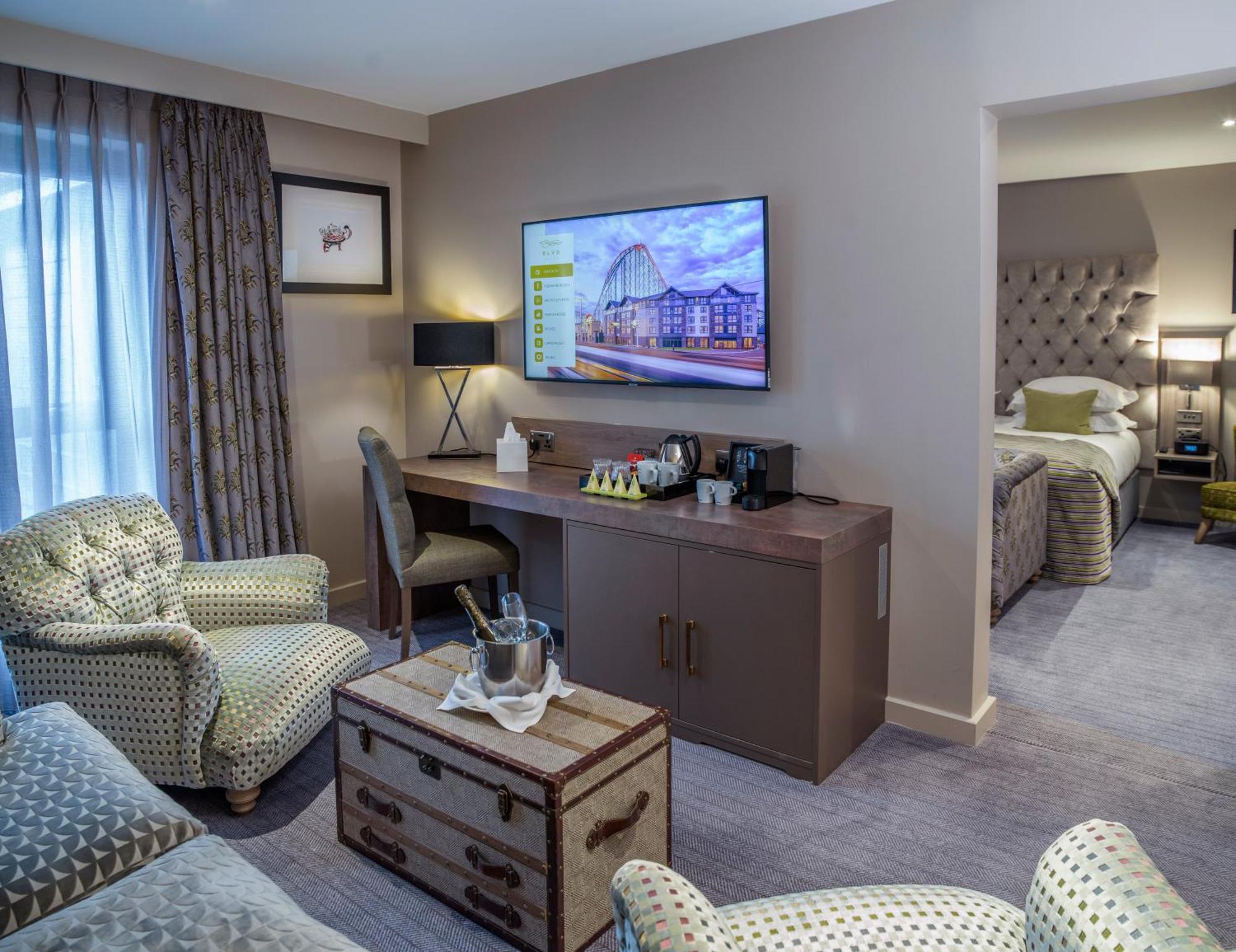 Boulevard Hotel Blackpool Esterno foto A suite at the hotel