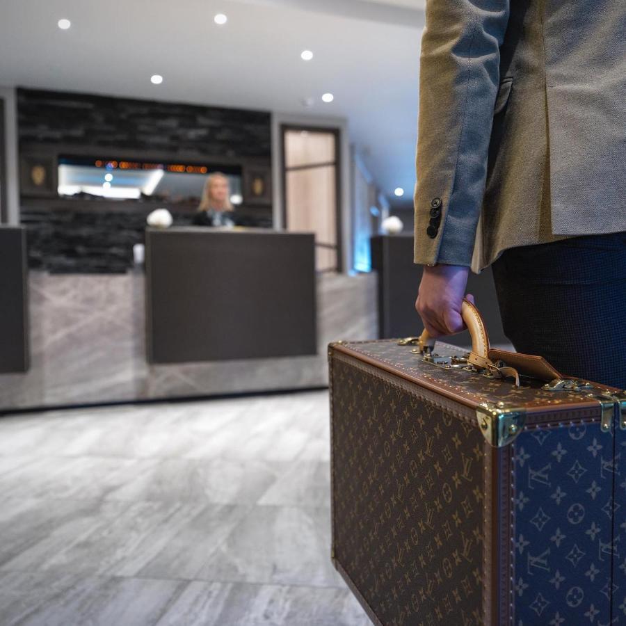 Boulevard Hotel Blackpool Esterno foto A guest checking in at a hotel