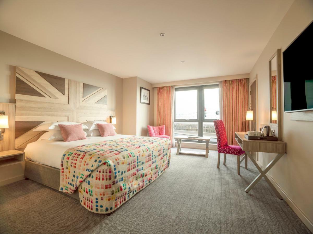 Boulevard Hotel Blackpool Esterno foto A bedroom at the Hilton London Heathrow